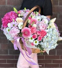 Композиция солнечный день в Балезино Цветочная композиция из Розы, Хризантемы, Пионы и Лизиантусы в корзине в Балезино