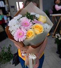 Букет цветов из:  Герберы, Розы и Хризантемы в Балезино