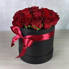 Цветочная композиция из Розы в шляпной коробке в Балезино